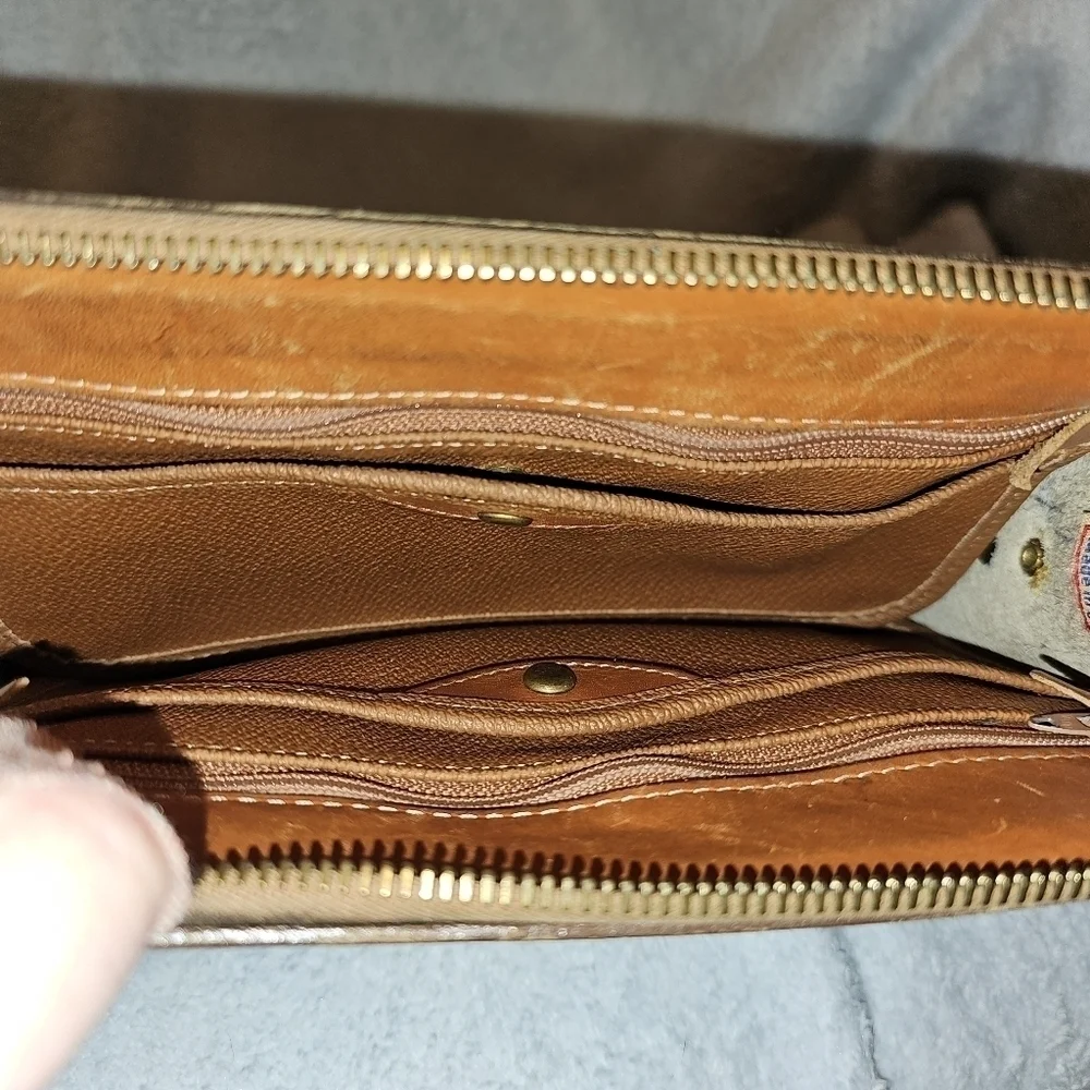 Dooney & Bourke classic dooney